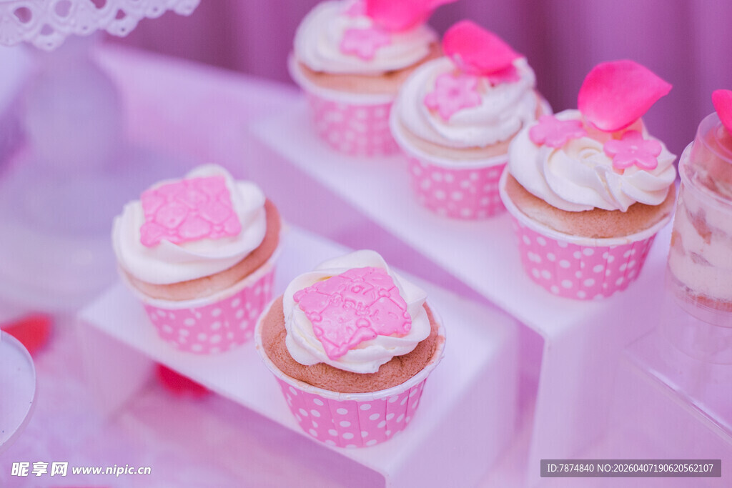 粉色系可爱纸杯蛋糕