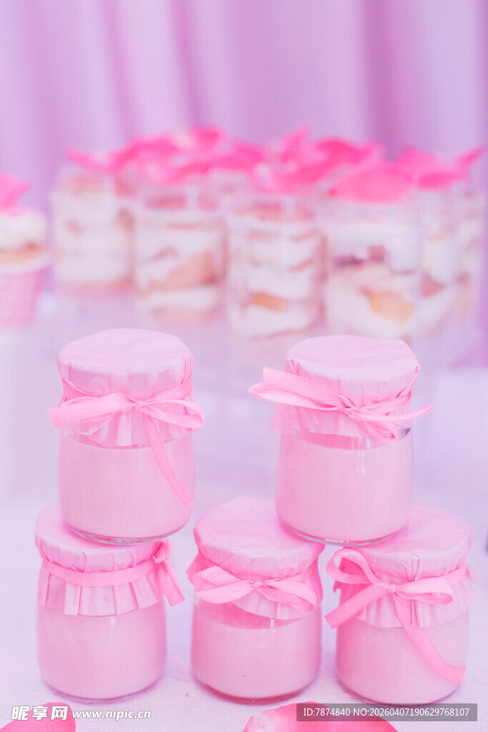 粉色系精美罐装甜品