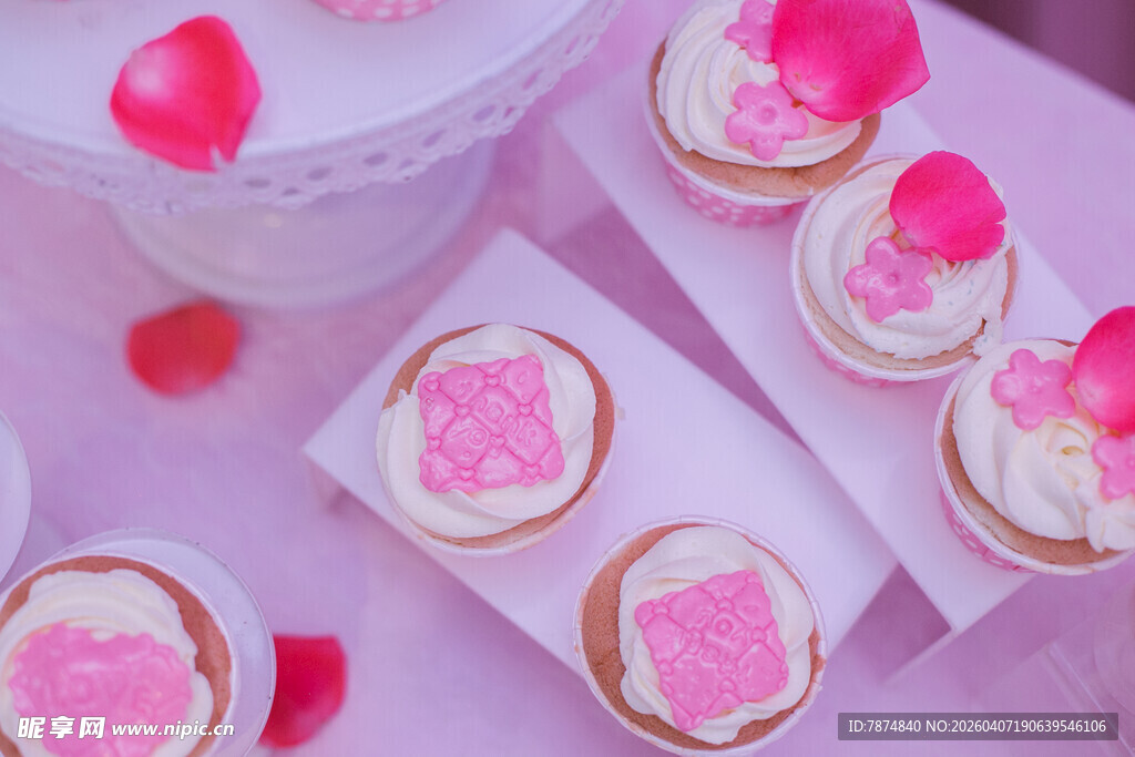 粉色系甜蜜纸杯蛋糕