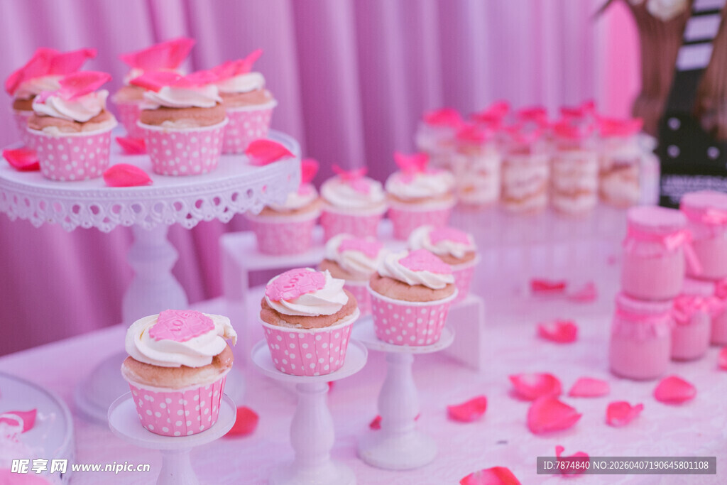 粉色系甜美纸杯蛋糕布置