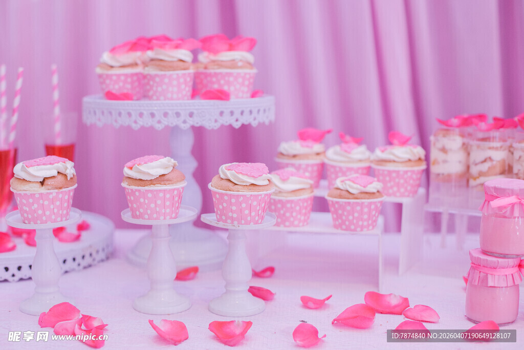 粉色梦幻纸杯蛋糕甜品展示