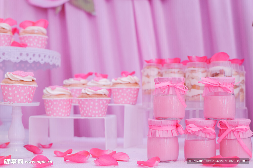 粉色系精美纸杯蛋糕展示