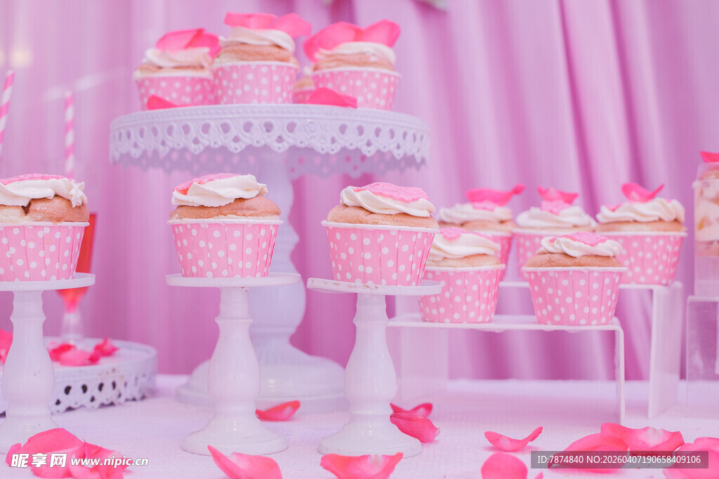 粉色系纸杯蛋糕精致摆台