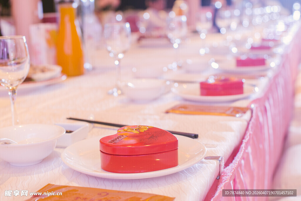 精致宴会餐桌布置展示