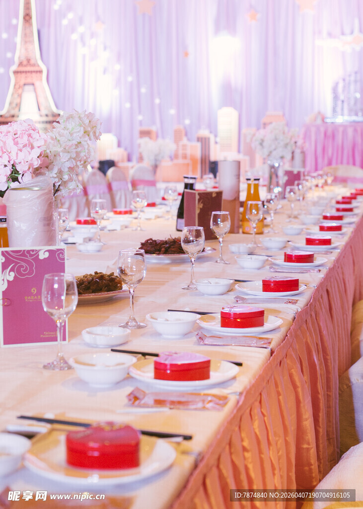 浪漫宴会餐桌布置场景