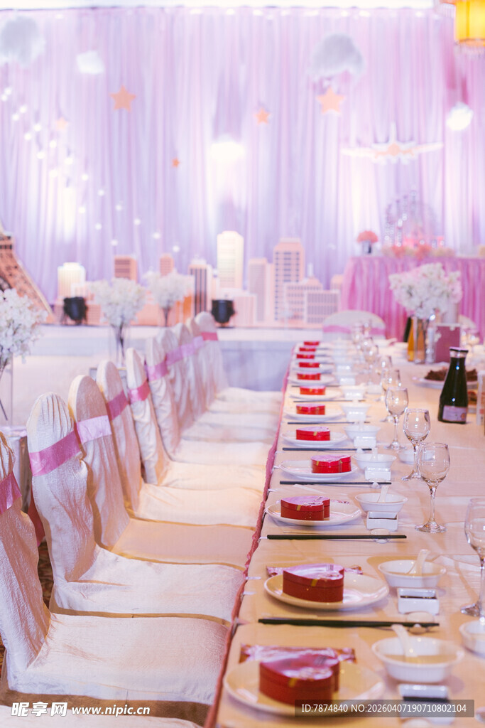 梦幻粉色系婚礼宴会场景