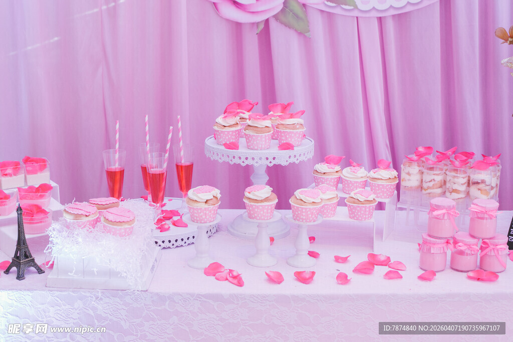 粉色浪漫甜品桌布置
