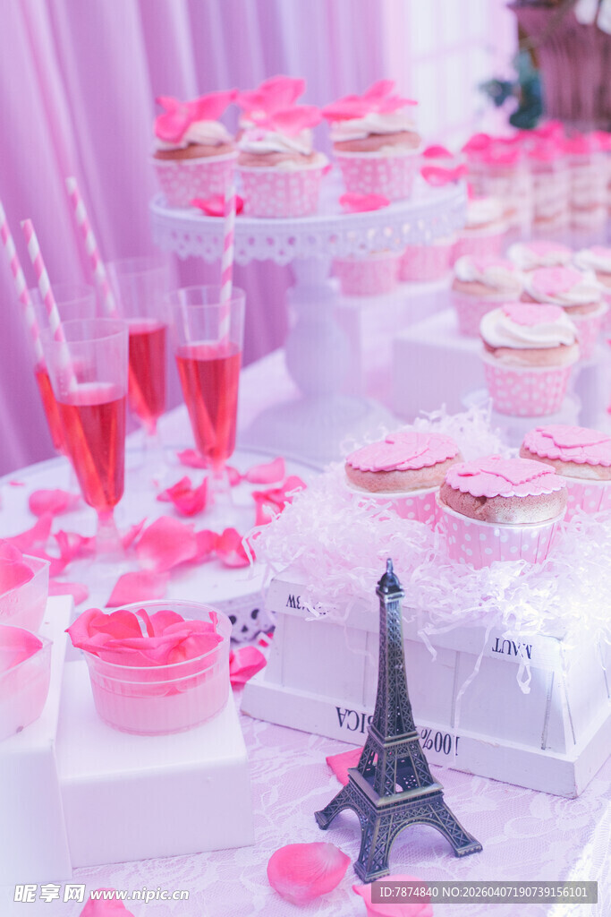 浪漫粉色系婚礼甜品布置