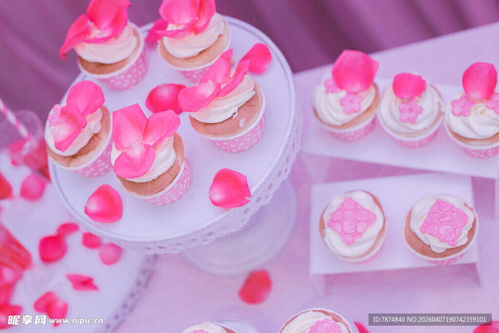 粉色甜蜜纸杯蛋糕甜点秀