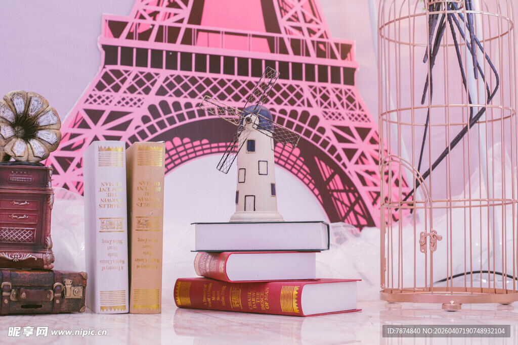 埃菲尔铁塔模型与书籍摆件