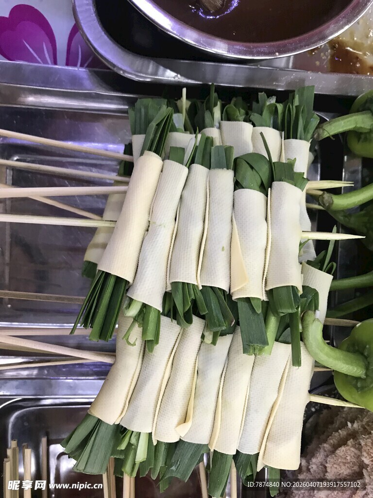 豆皮包韭菜烤串