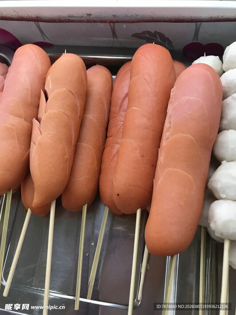 烤架上的美味热狗串串