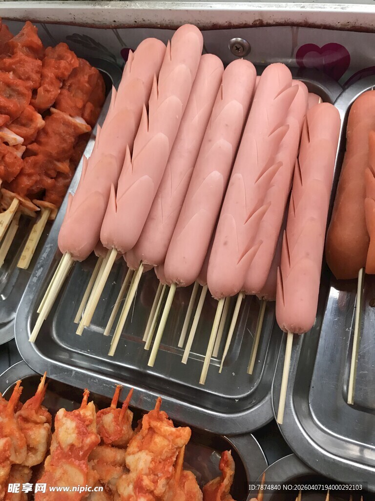 烤架上的美味热狗串串