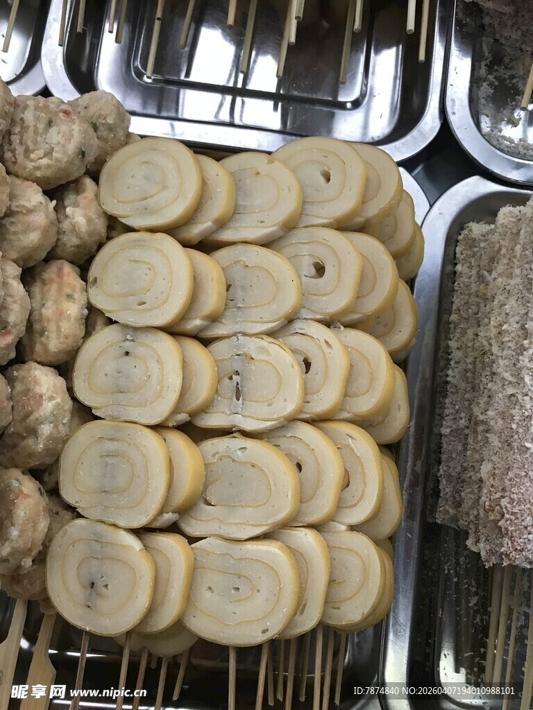 多样美味烤串待品尝