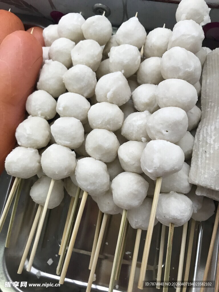竹签串起的美味鱼丸