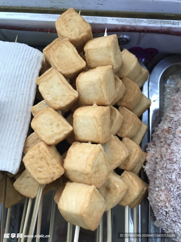 烤架上的美味鱼豆腐串