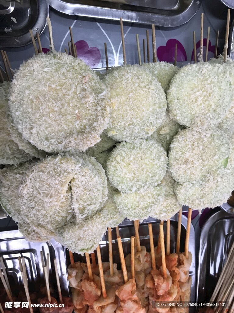 蒸笼里的白馒头与串串