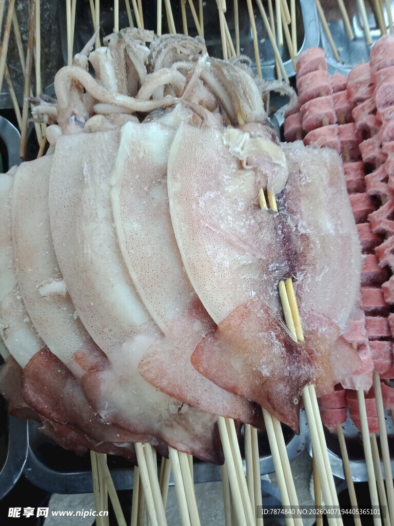 新鲜海鲜串串待品尝