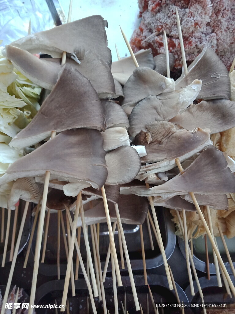 竹签串起的平菇