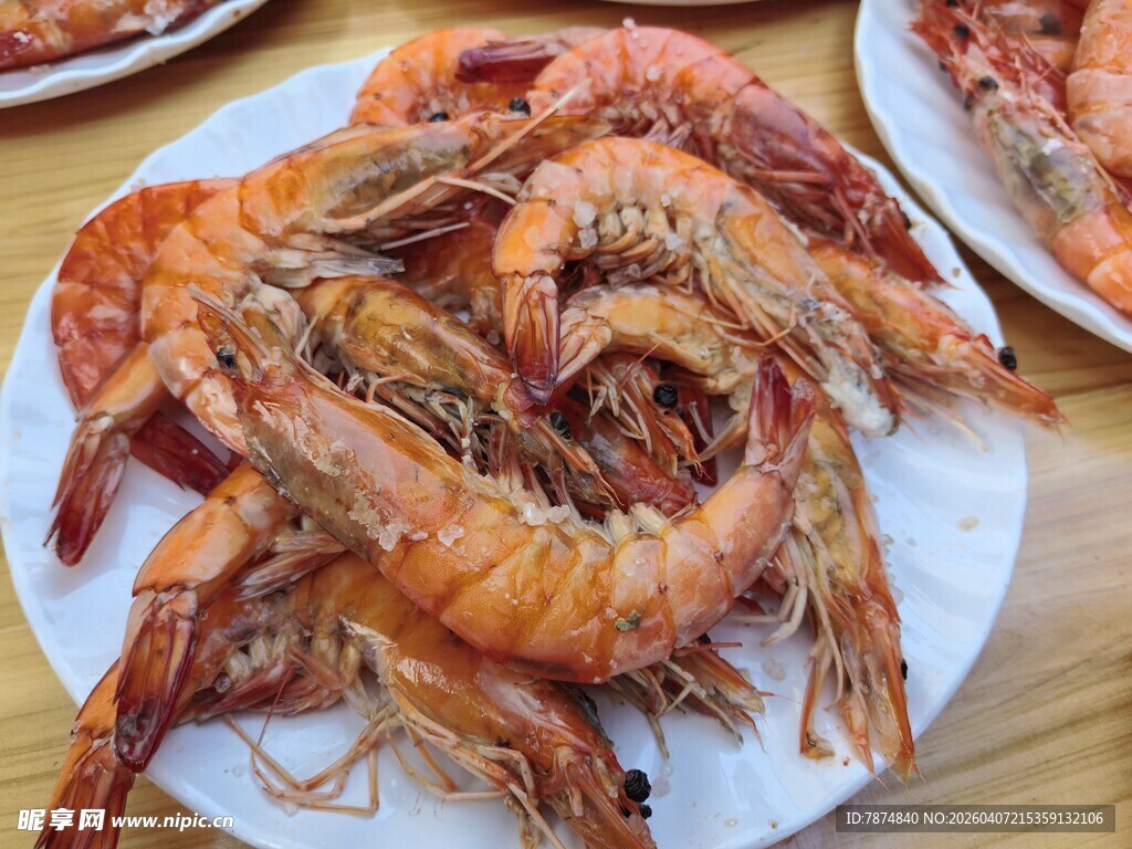 美味大虾摆于盘中