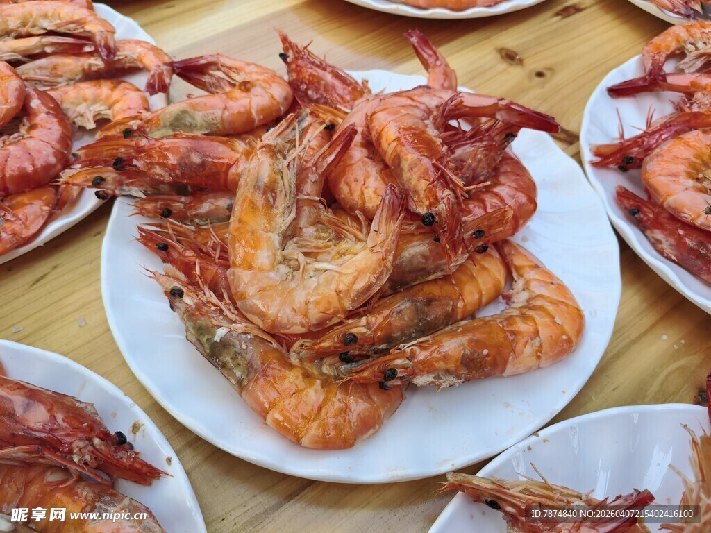 美味大虾摆满盘