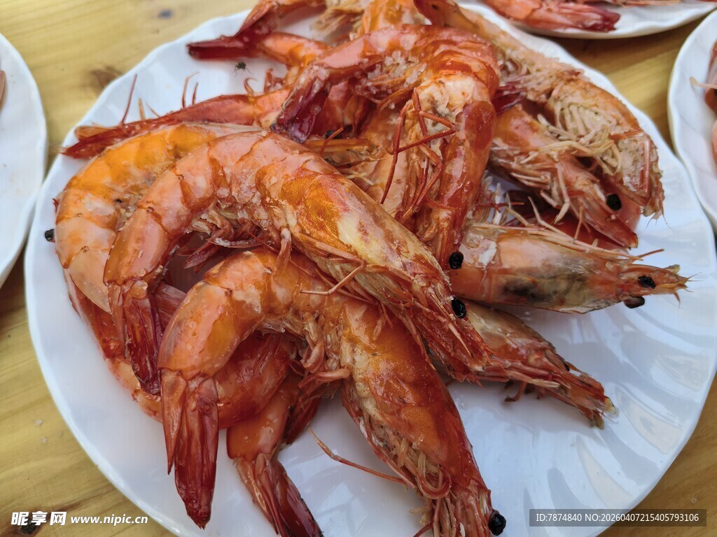 美味烤虾摆放在白盘上