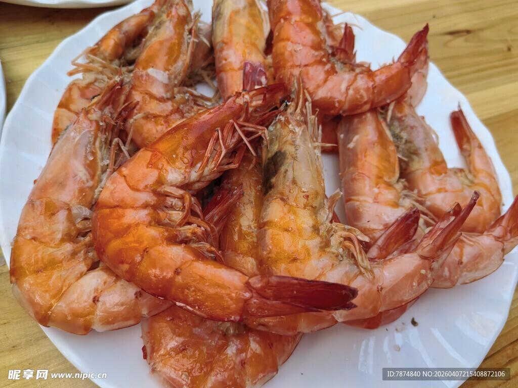 美味鲜虾摆于盘中