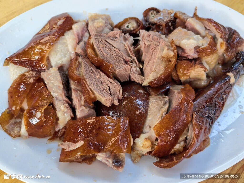 美味切片烤鸭摆盘中