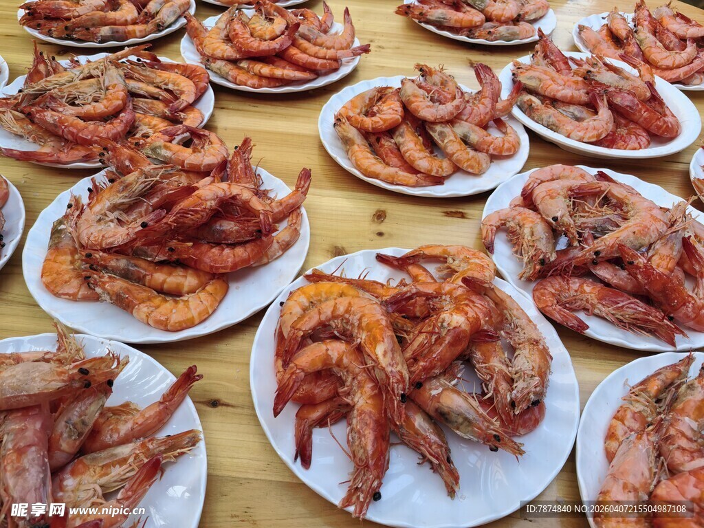 美味烤鸡翅摆满桌