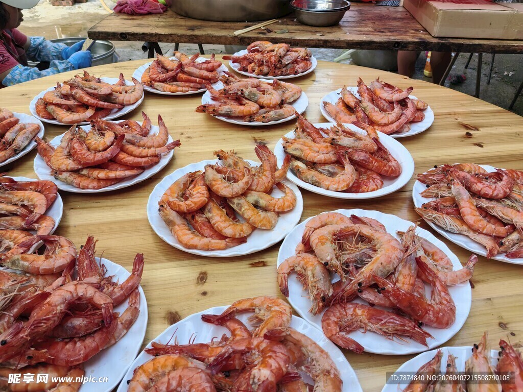 丰盛佳肴摆满桌