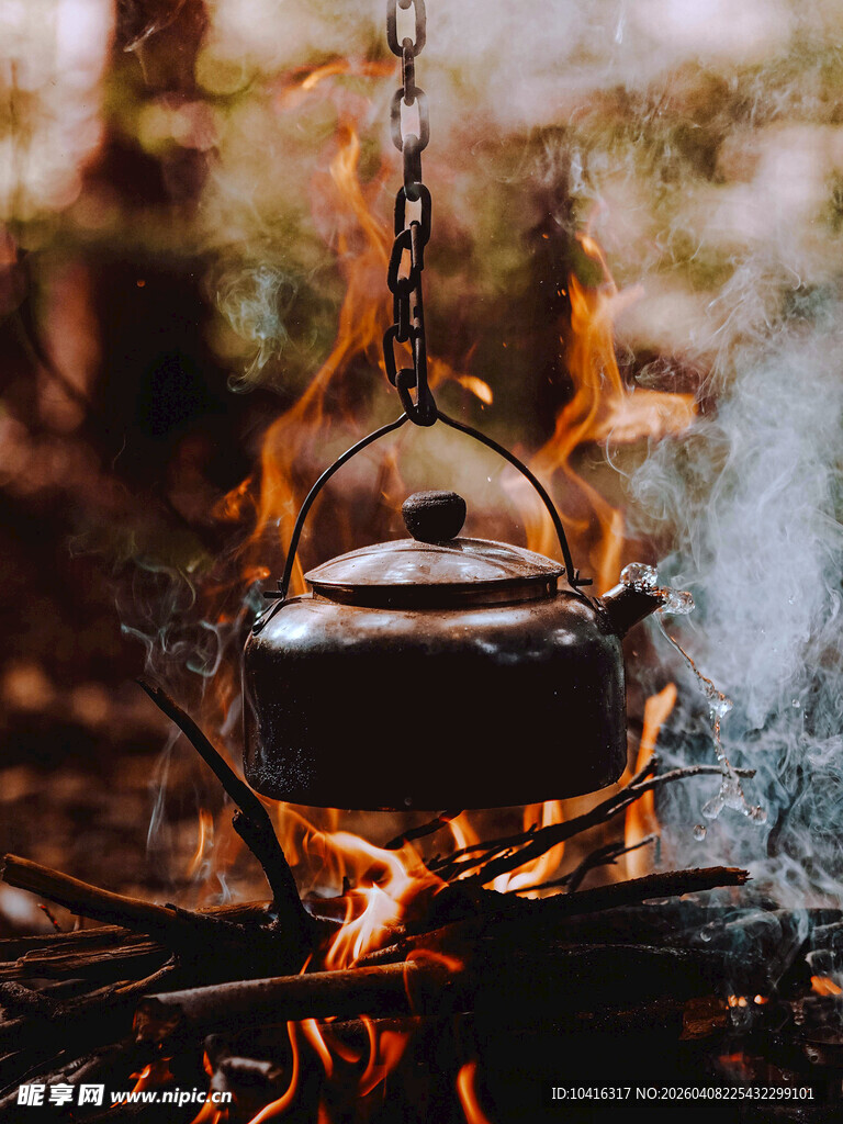 篝火上的水壶