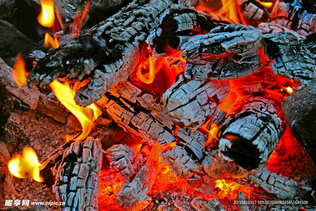燃烧的炭火