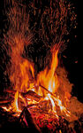 熊熊燃烧的篝火