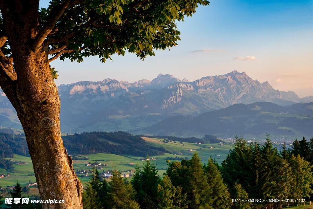 山林间远眺壮丽山峦景色电脑壁纸
