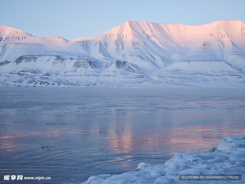 雪山下的宁静湖面电脑壁纸