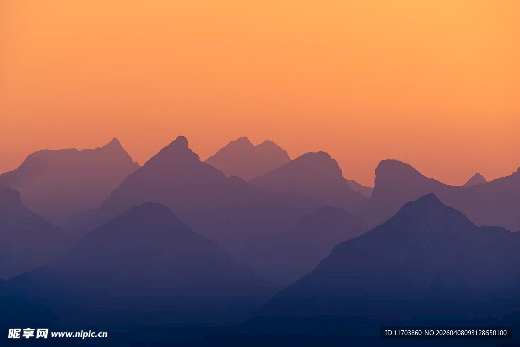 夕阳下的连绵山峦电脑壁纸