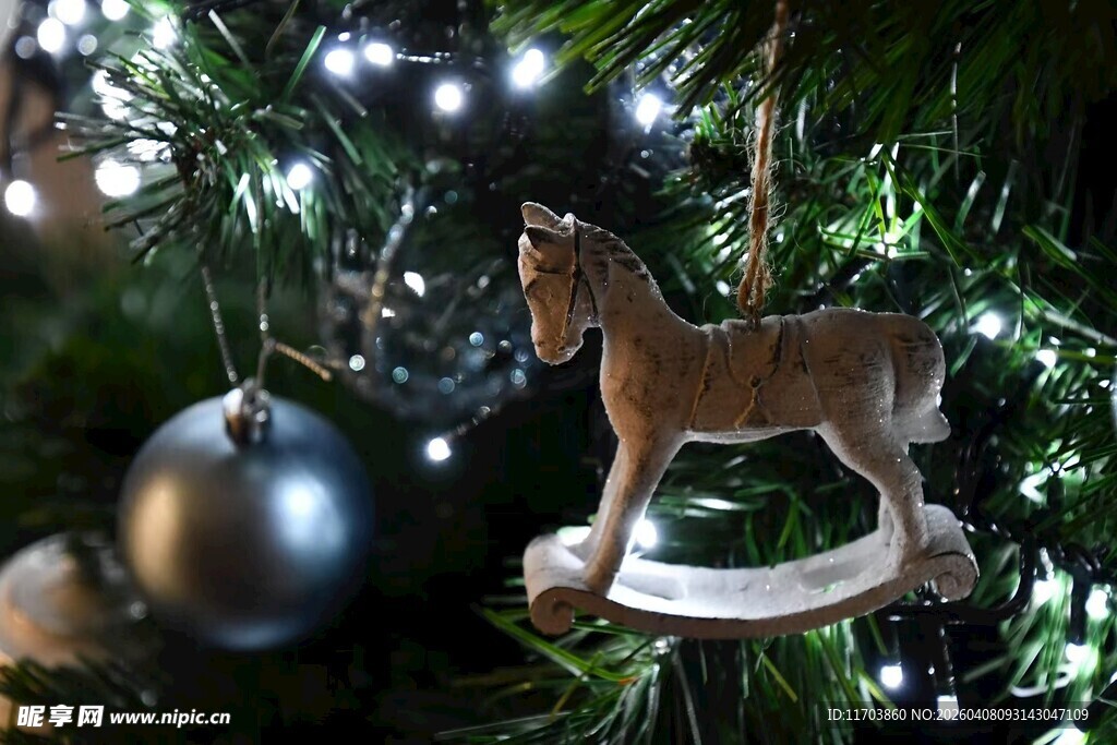 圣诞树上的木马装饰电脑壁纸