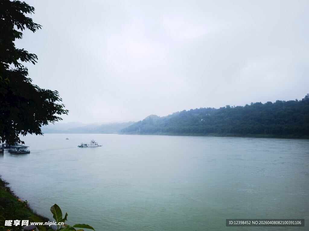 宁静湖景一叶孤舟