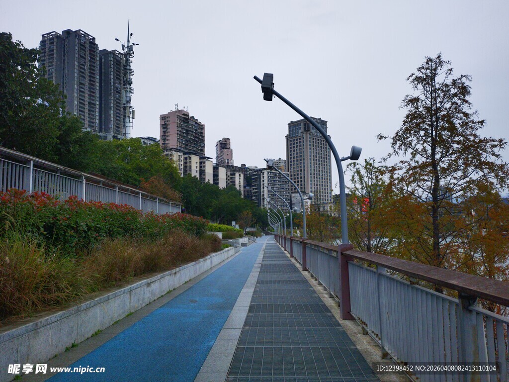 城市河畔步道风景