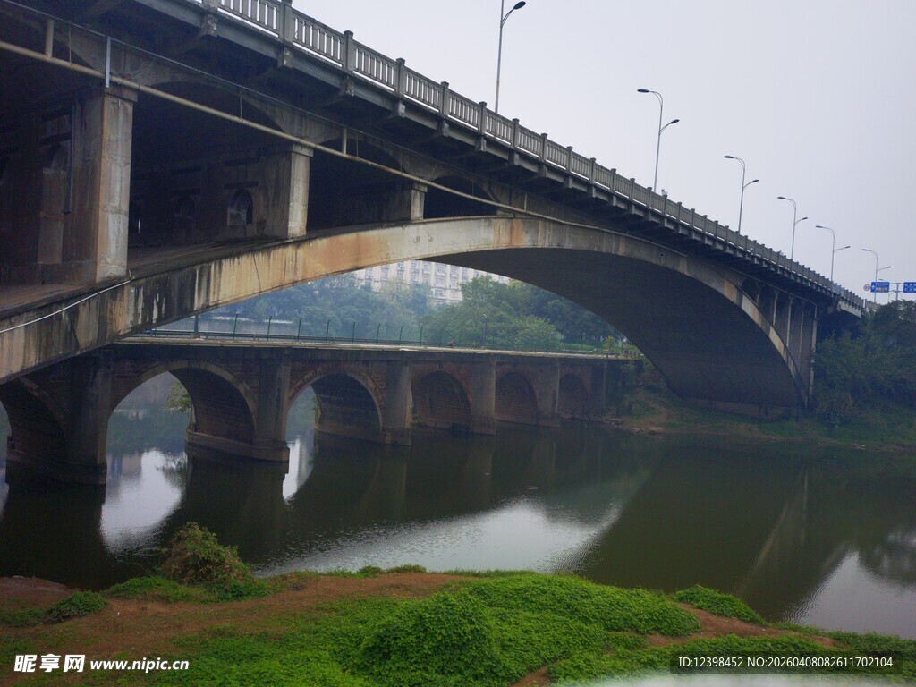 雾中河畔桥梁风景