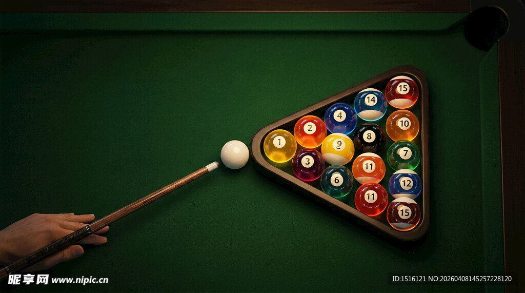 手握球杆瞄准台球瞬间