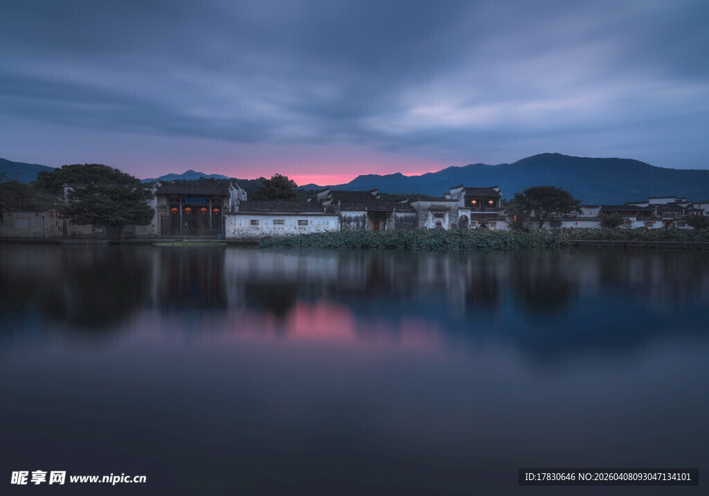 湖畔暮色中的美丽倒影