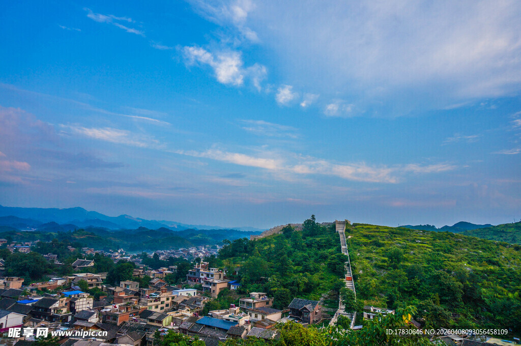 山城美景蜿蜒道路穿林而过