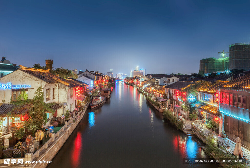 水乡夜景璀璨灯火映河道