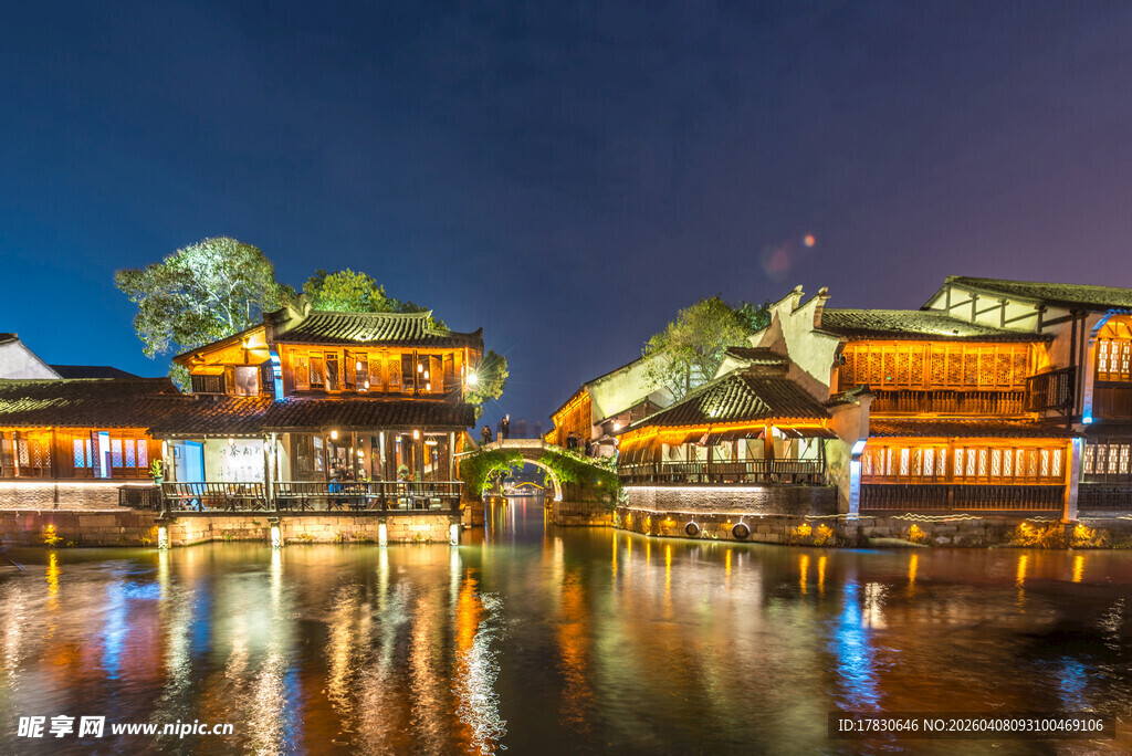 江南水乡夜景古建映于湖面