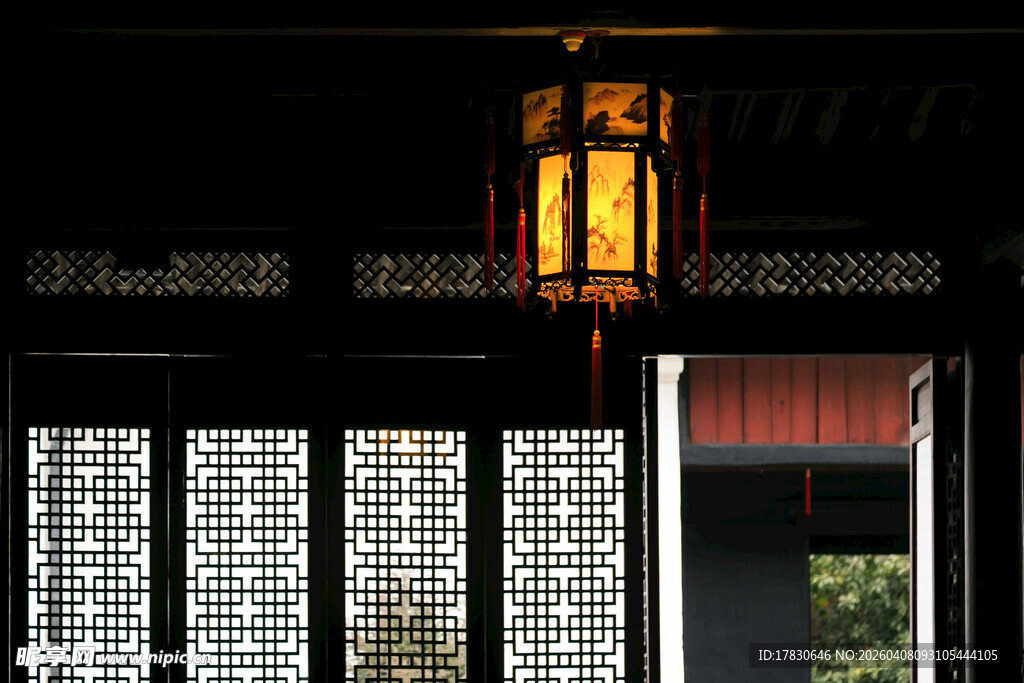 中式古典灯笼与雕花门窗