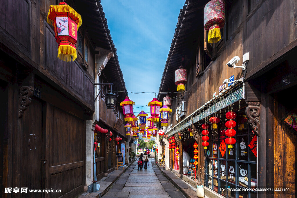 古巷挂灯笼尽显传统韵味