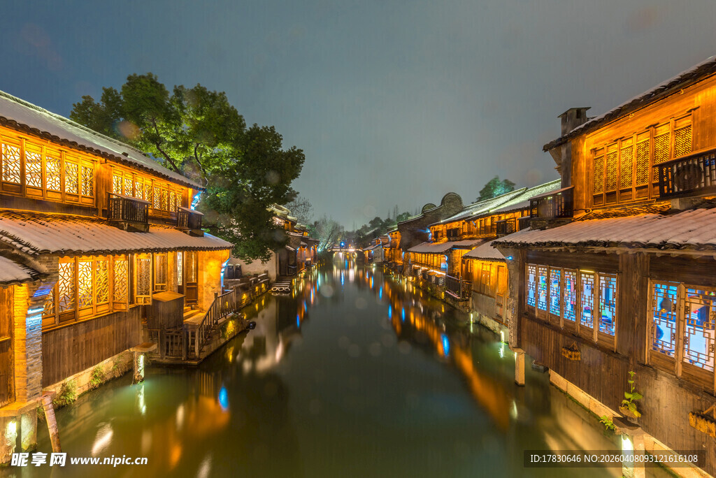 水乡夜景古宅灯火映河面