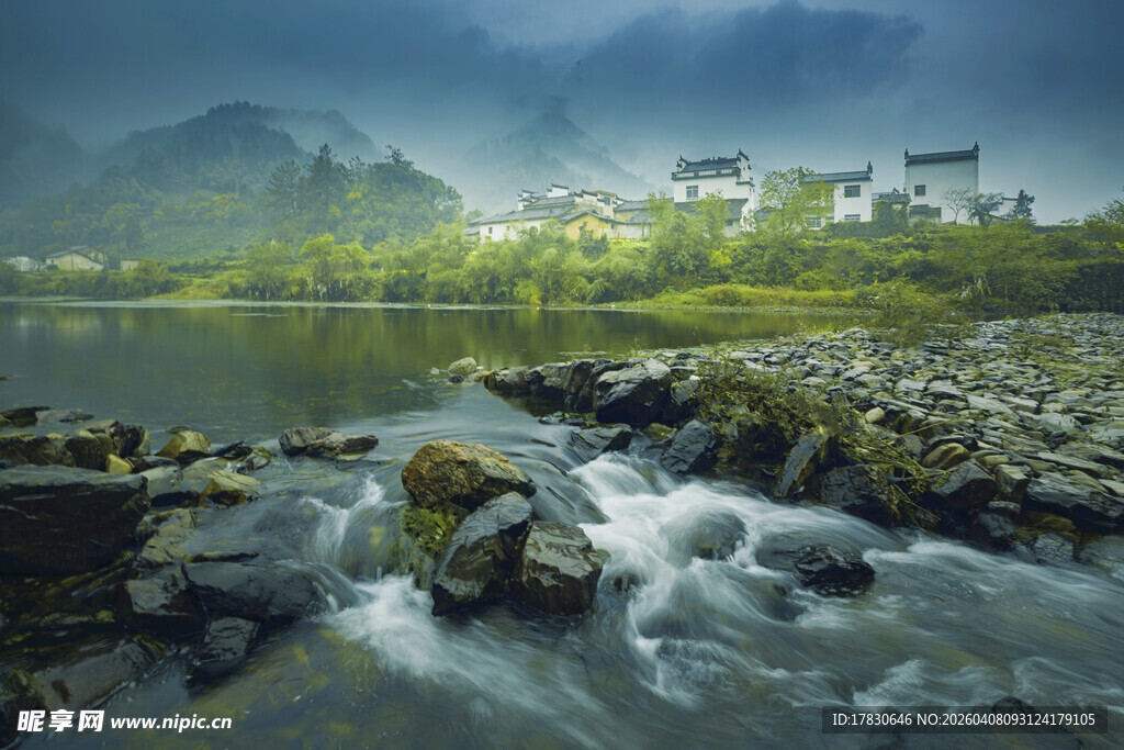 山水间的灵动溪流与村落