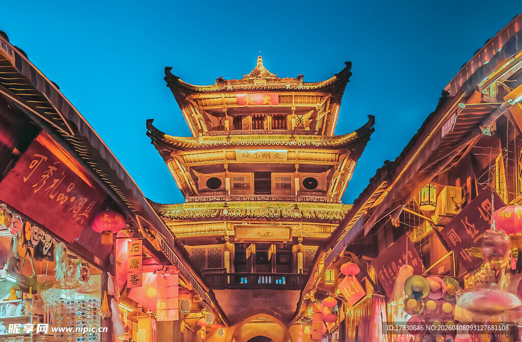 古街塔楼夜景璀璨